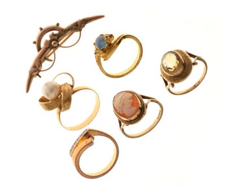 9ct gold cameo set dress ring, two other gold coloured metal dress rings, a bar brooch and two costume jewellery rings  