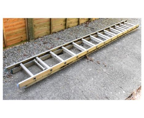 Aluminium extending ladder of two 14-rung sections  