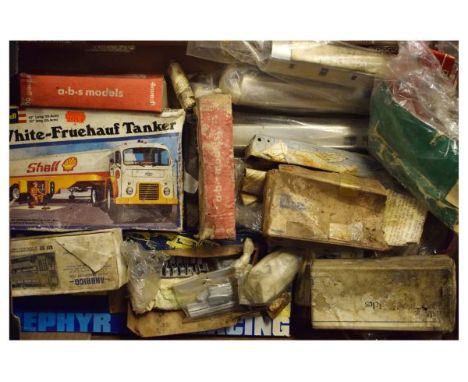 Group of various vintage transport related model kits comprising: Revell Shell Tanker kit, kits 27 Dennis Dominator/Alexander