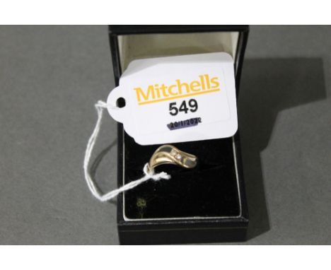 9 ct gold ring, size M, weight 3.3 grams 