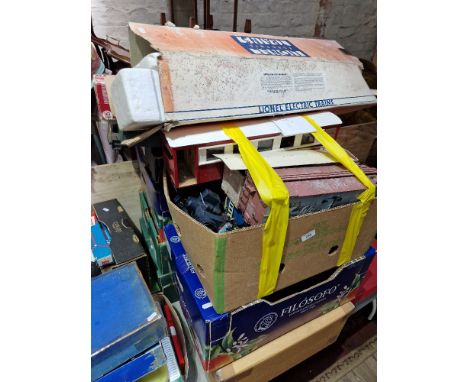 A collection of model railway items to include a boxed mountain type loco &amp; tender with sounds, Edobaud train carriages &