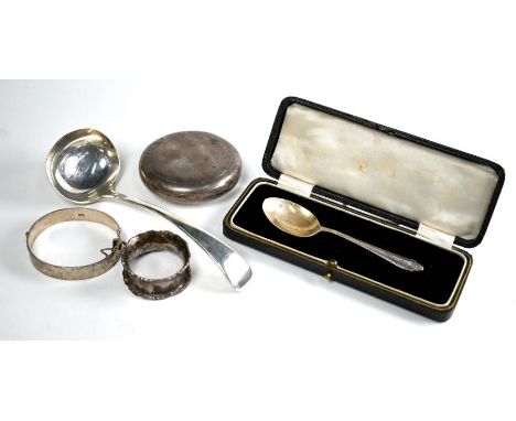 A silver 'pebble' snuff box, Cohen &amp; Charles, Birmingham 1910 (hinge f/r), old English pattern sauce ladle, Sheffield 190