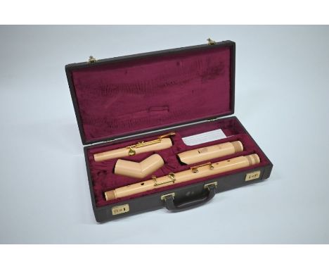 A Moech Flanto Leggero four-piece recorder 'Knickbrass Barock' with angled neck-piece, in fitted case