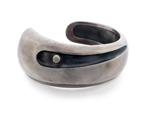 Antonio Pineda (1919-2009). A Mexican Modernist silver bangle,&nbsp;of tapering torque design with concave stripe and bead de