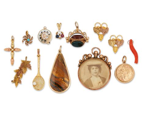 A small group of jewellery,&nbsp;including: an Edwardian 9ct gold photo locket pendant, Chester hallmarks, 1907; a 9ct gold t