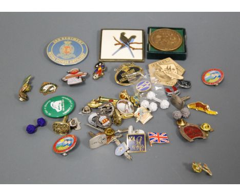 A small collection of miscellaneous items to include a National Chrysanthemum Society Affiliated Society's Medal, boxed, vari