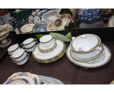 A quantity of Royal Albert dinnerware in Kensington pattern including six dinner plates, two cake plates, vegetable tureen, m