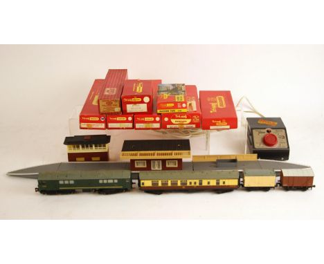 A selection of Tri-ang 00/H0 electric model railway equipment, to include a boxed R.555 Diesel Pullman Motor Car Type 2 Blue 