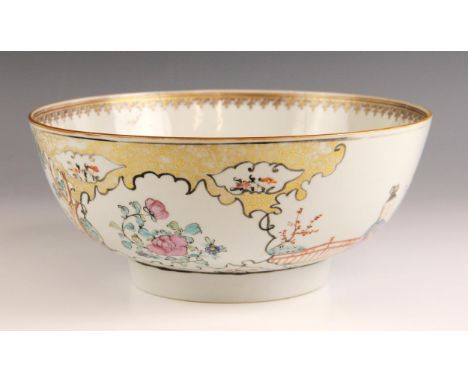 An 18th century Chinese export porcelain centre bowl, Qianlong (1736-1795), the circular bowl externally decorated within roc