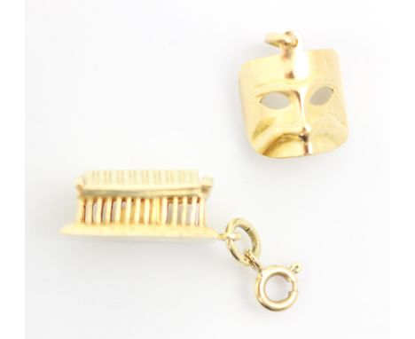 A yellow metal charm, the charm designed as Lincoln Memorial, Washington DC, stamped 585, with associated bolt ring, 2cm long