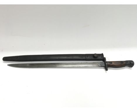 Lee Enfield 1907 pattern bayonet with scabbard and functioning release catch.