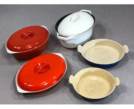 Collection of vintage Le Creuset kitchenware to include casserole dishes with lids etc (5)