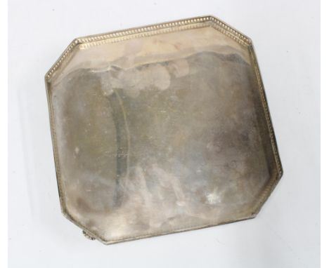 George V silver salver / card tray, Harrison Brothers &amp; Howson (George Howson), Sheffield 1913, octagonal form with pierc