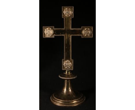 Arts and Crafts English ecclesiastical brass crucifix, the compass points of the crucifix decorated with English rose raised 