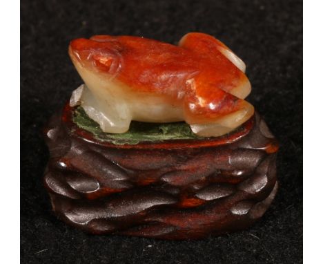 Carved jade model of a frog on stand, 3cm long