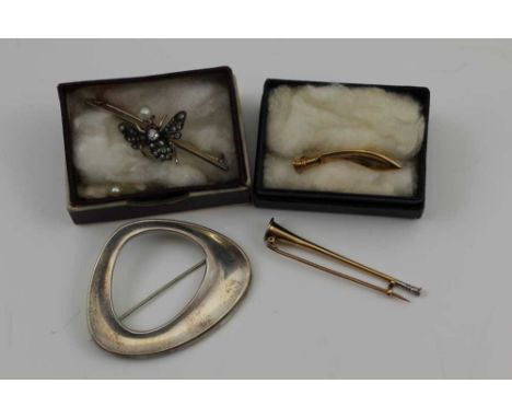 A NORWEGIAN SILVER BROOCH OF AMORPHIC FORM, together with a 15ct gold HUNTING HORN BROOCH, a 15ct gold KUKRI KNIFE BROOCH and