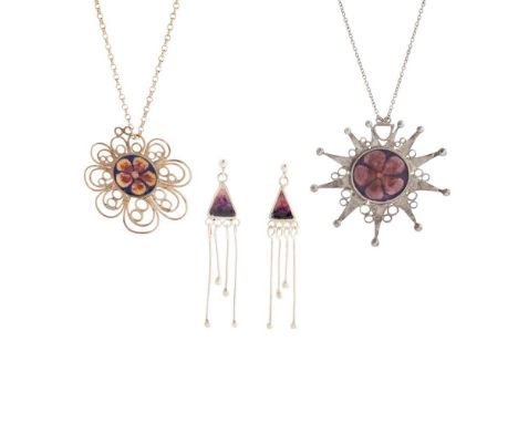 § NORMAN GRANT (1943-2017) 'DAISY' SERIES PENDANT NECKLACE, 1972 silver and enamel, stamped NG, hallmarked Edinburgh 1972, pe