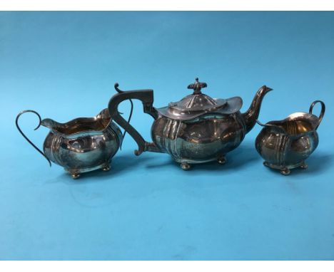 A silver three piece tea service, Joseph Gloster Ltd, Birmingham, 1907, total weight 19 oz