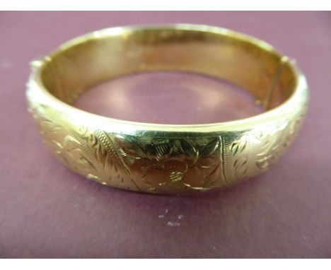 9 ct gold bangle with floral and feather decoration - 26.4g