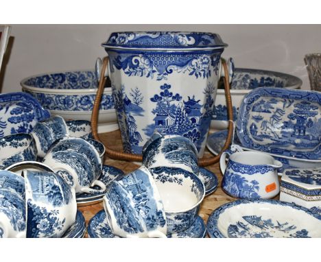 A COLLECTION OF BLUE AND WHITE CERAMICS, to include a large Willow pattern toilet bucket with insert and wicker handle, a nin