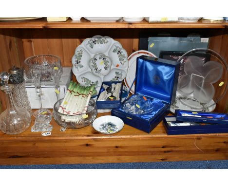 A QUANTITY OF BOXED CERAMICS AND CUT CRYSTAL, comprising a gift boxed Thomas Webb crystal 'Warwick' pattern tankard, a Dartin