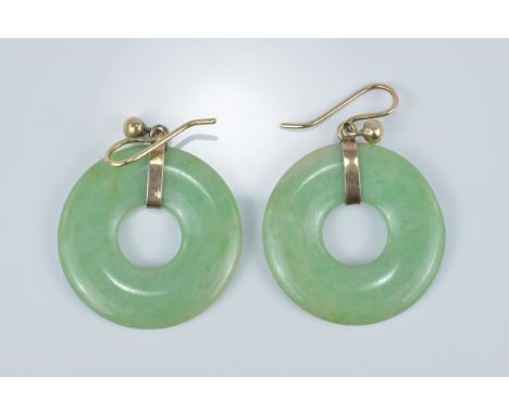 A Pair of Chinese Jade disc Earrings with gold metal clasps. 2.4cm, 2.4cm diameter (2)