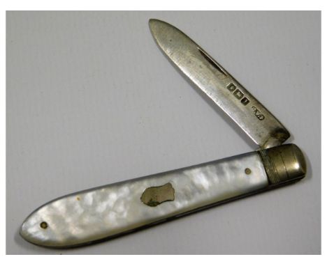 A 1917 C. W. Fletcher &amp; Son Sheffield silver bladed mother of pearl fruit knife