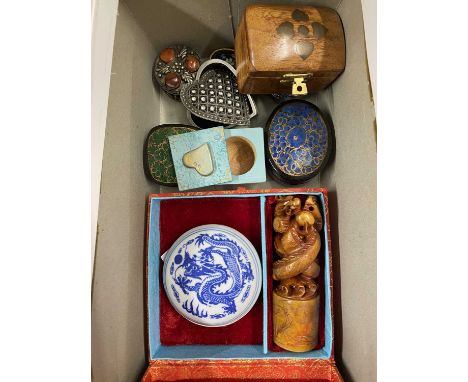 Collection of various assorted modern small pill and trinket boxes, a boxed modern Chinese presentation hardstone seal set