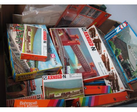 Fourteen 'N' Gauge Boxed Plastic Trackside Kits, Arnold, Herpa, Kibri, etc engine sheds, freight station, bridges, various sm