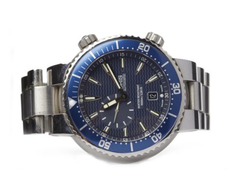 GENTLEMAN'S ORIS AUTOMATIC STAINLESS STEEL WRIST WATCHoriginally purchased 2012, the round blue machined dial with applied lu