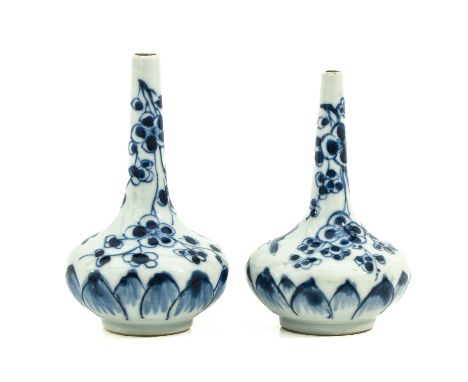 Floral decor, Kangxi Period, 9 cm. tall.