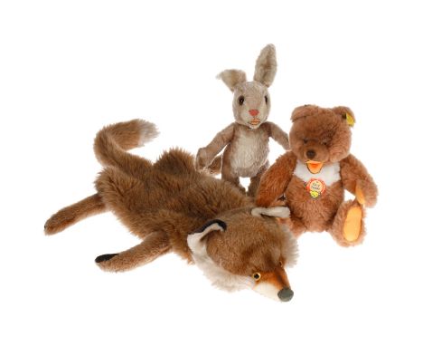 Konv. 3 Steiff Tiere, Cosi Bär mit Fahne und Knopf, Hase und Fuchs mit Knopf (neuer), leicht verstaubt, L 30-47 cm, bespielt