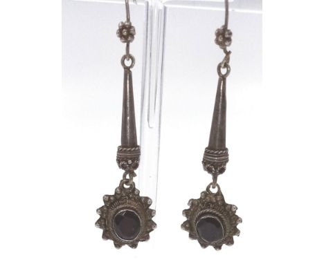 A PAIR OF VINTAGE SILVER AND GARNET DROP EARRINGS.    5.6gms 