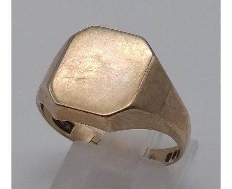 A Vintage 9K Yellow Gold Signet Ring. Size S. 4.75g 