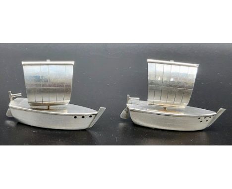 A Vintage Japanese Pair of Sterling Silver Salt and Pepper Shakers in the Form of Sailing Ships. 61 x 43mm26.65g total weight