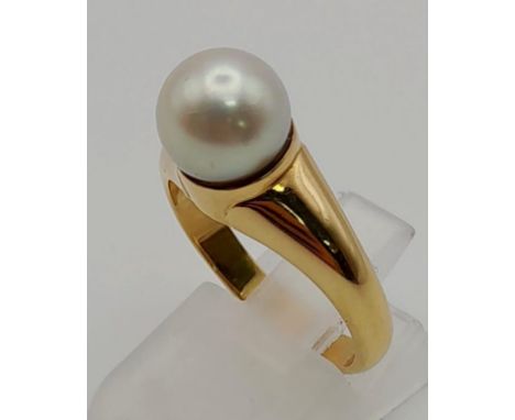 An 18 K yellow gold ring with a perfectly spherical white genuine pearl. Excellent condition. Ring size: O, weight: 5.95 g. 