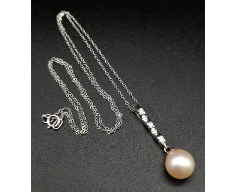 An 18K White Gold Disappearing Necklace with an 18K White Gold Pearl Pendant. 3g. 46cm 