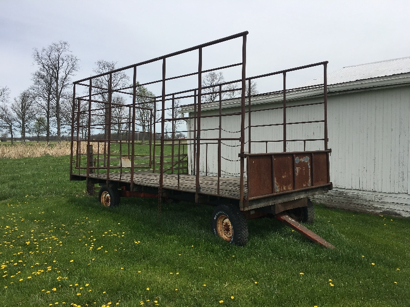 Blae King Kicker Hay Wagon