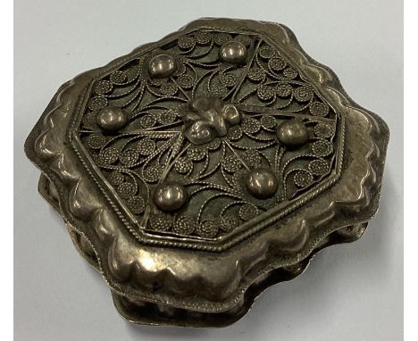A Dutch silver peppermint / snuff box with hinged cover. Approx. 38 grams. Est. £30 - £40.