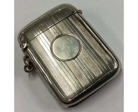 An engine turned silver vesta case. Birmingham 1923. Approx. 26 grams. Est. £20 - £30.