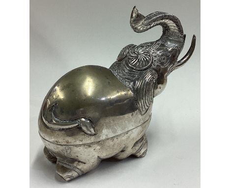 A large silver snuff box with lift-off cover in the form of an elephant. Approx. 100 grams. Est. £100 - £150.