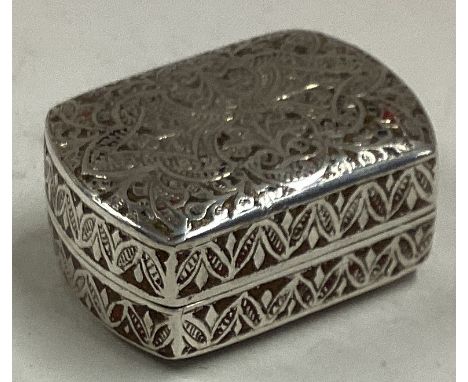 An 18th Century Provincial silver snuff box with hinged cover. Approx. 31 grams. Est. £200 - £300.