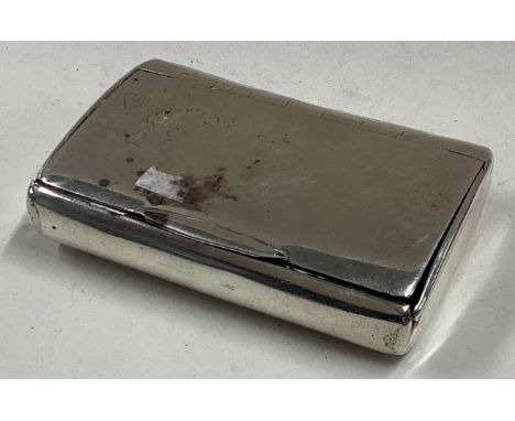 A heavy silver snuff box with hinged lid. London 1910. Approx. 100 grams. Est. £100 - £150.