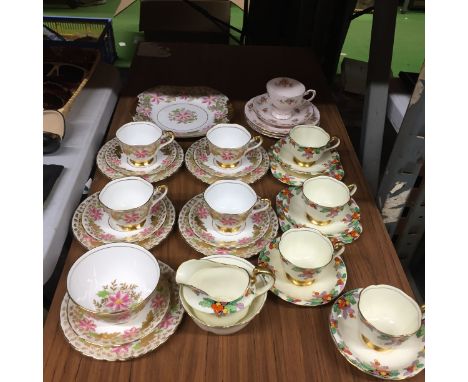 A COLLECTION OF CHINA CUPS AND SAUCERS TO INCLUDE OAK DENE NEW CHELSEA 