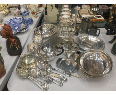 A LARGE QUANTITY OF SILVER PLATED ITEMS TO INCLUDE FLATWARE, CRUETS, A TEAPOT, SERVING DISHES, A TOAST RACK,  PEWTER TANKARDS