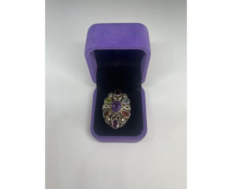 A SILVER AND COLOURED STONE RING IN A PRESENTATION BOX SIZE Q 