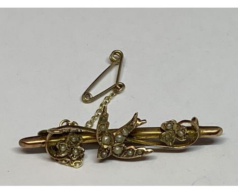 A 9 CARAT GOLD AND PEARL SWALLOW BROOCH WOTH SAFETY CHAIN GROSS WEIGHT 2.5 GRAMS 