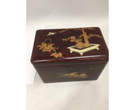 AN ORIENTAL LACQUERED TEA CADDY WITH EMBOSSED DECORATION, WITH TWO INNER COMPARTMENTS, THE INSIDE LID HAVING AN ACORN FINIAL 