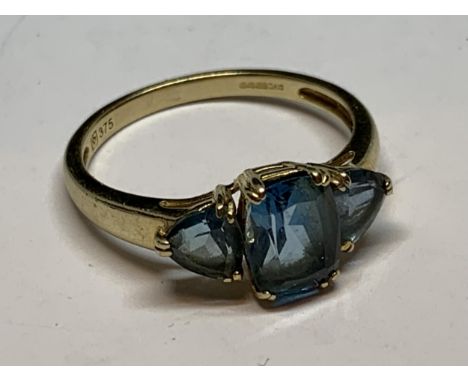 A 9 CARAT GOLD RING WITH THREE BLUE TOPAZ STONES SIZE P/Q 