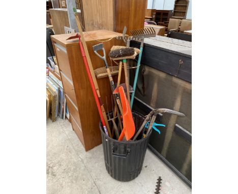 AN ASSORTMENT OF GARDEN TOOLS TO INCLUDE A SPADE, FORK, BRUSHES AND A DUSTBIN ETC 